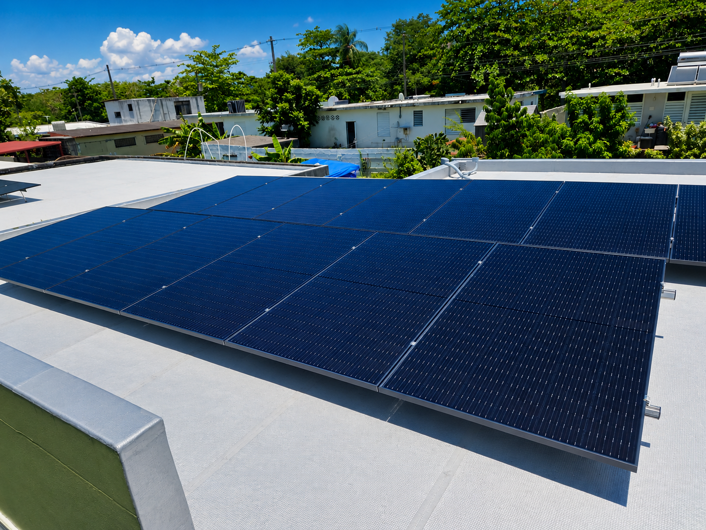 Sistema solar residencial amplio sobre techo blanco en Ponce, Puerto Rico
